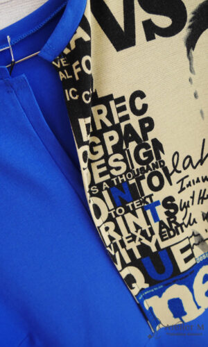 Rochie cu insert imprimeu typo – albastră