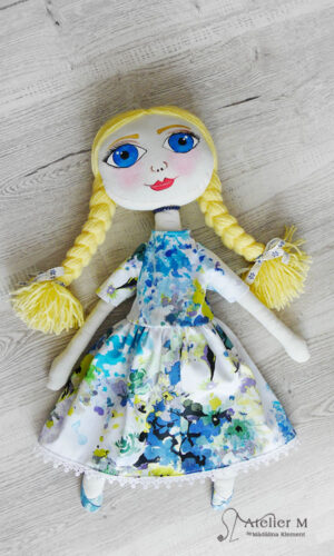 Papușă textilă în rochiță albă cu floricele albastre