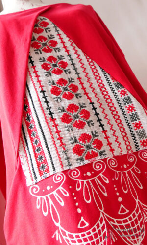 Rochie cu fald și țesătură geometrică – roșie